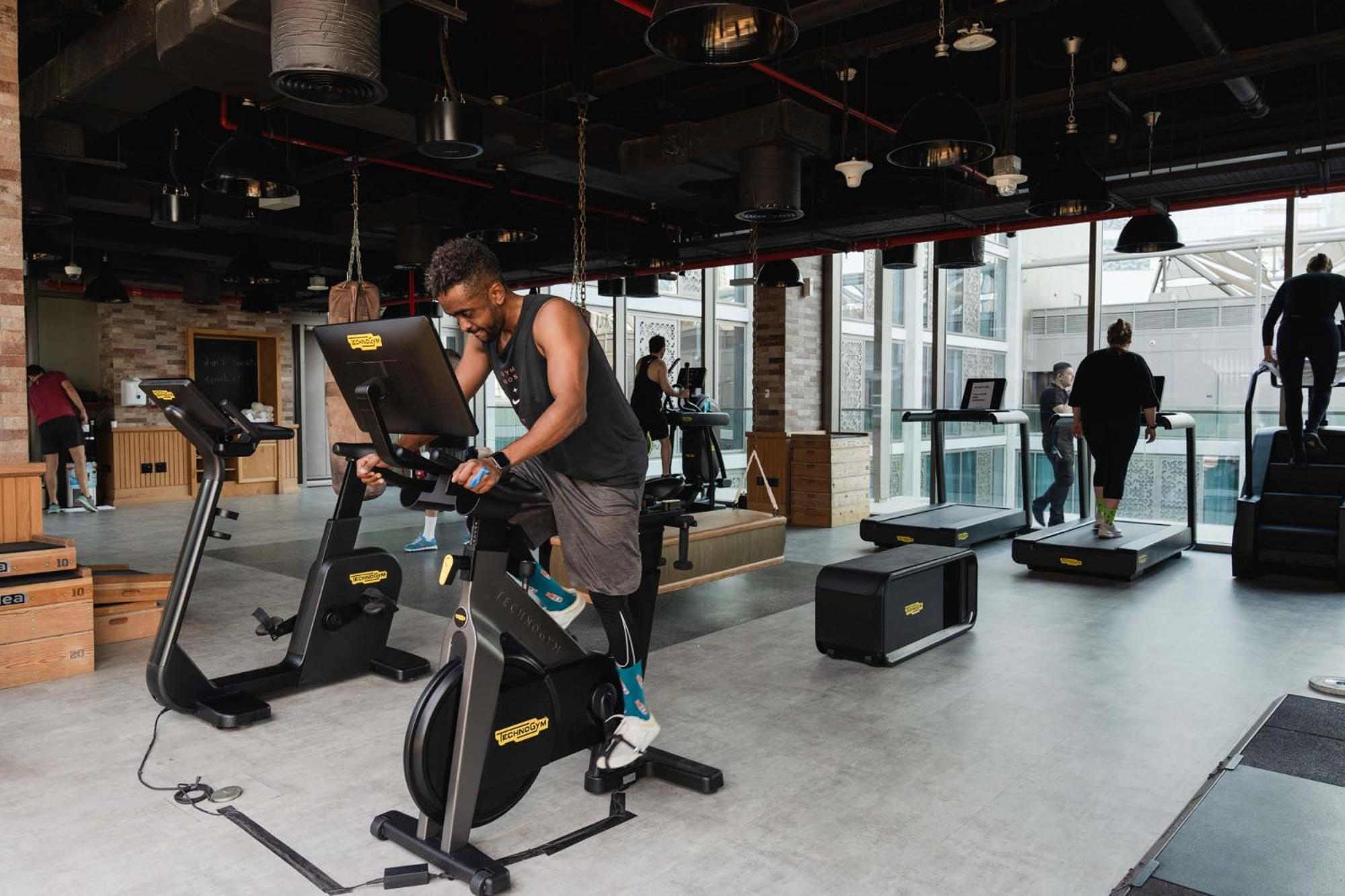 25Hours Hotel Dubai One Central Exteriér fotografie Technogym Bike